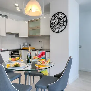 https://modern-apartment-los-cristianos-center.tenerifehoteles.net